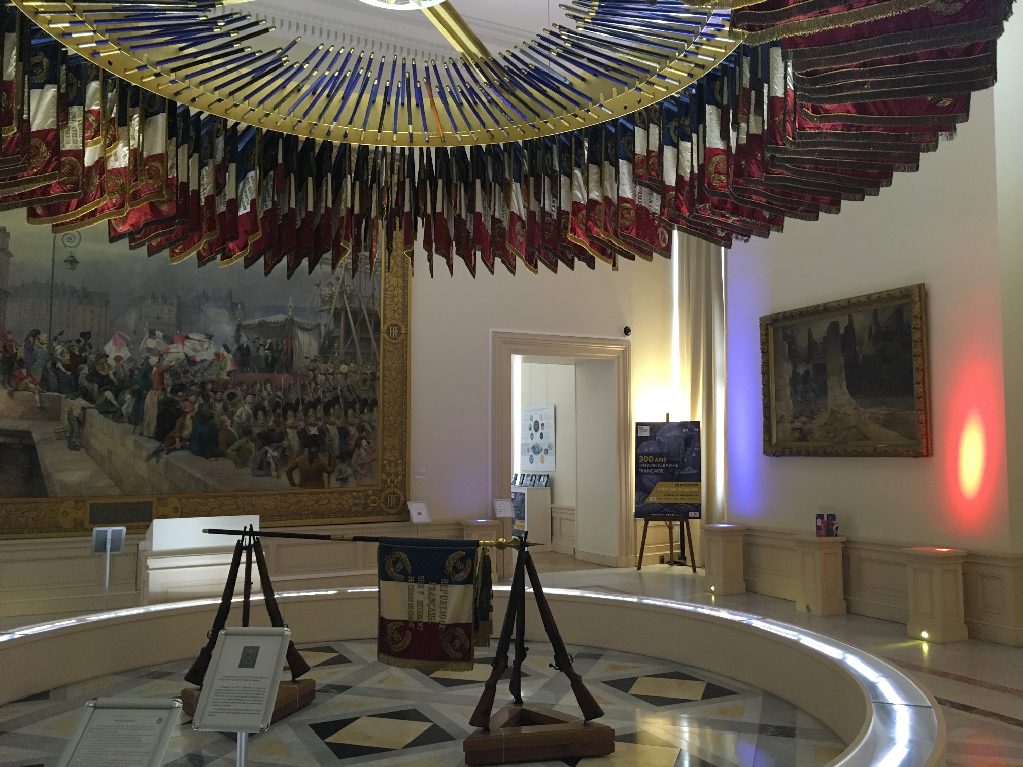 Accès à l'exposition par la salle des emblèmes au Service historique de la Défense à Vincennes