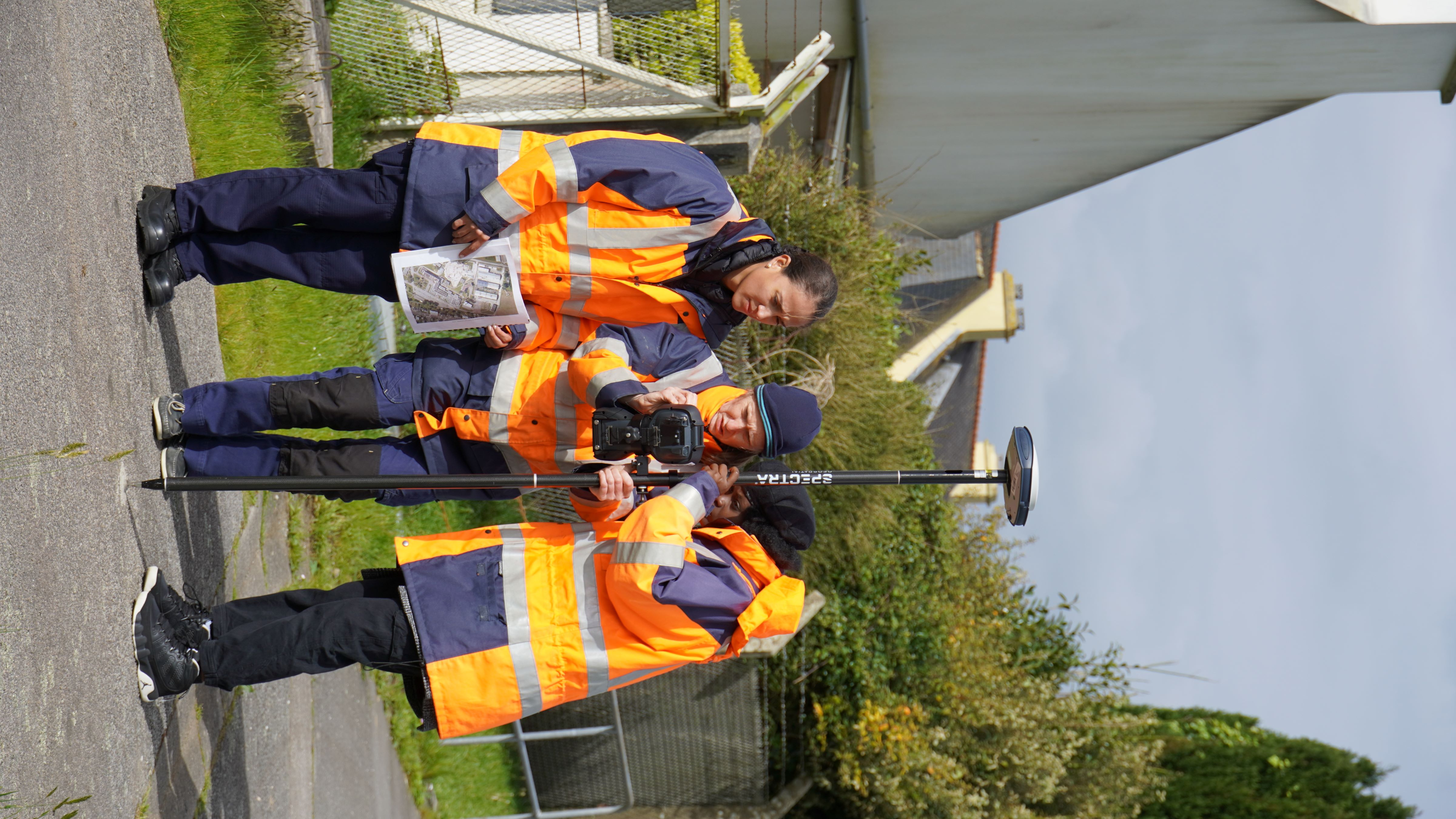 2 hydrographes sous l'oeil de leur instructrice