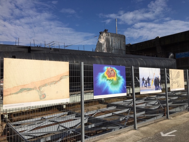 exposition photo devant le sous-marin Flore à Lorient