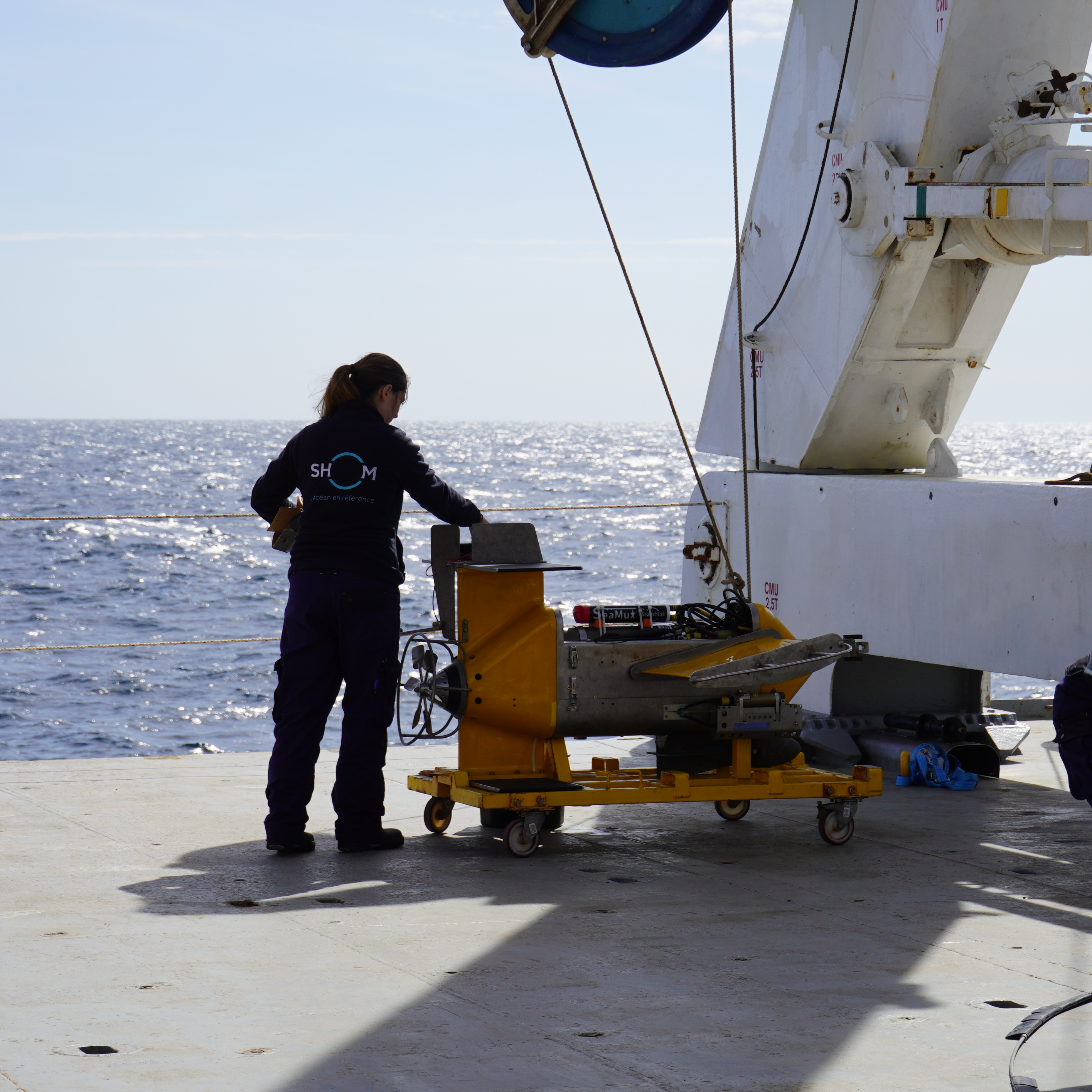 Equipe scientifique et technique sur la plage arrière de l'Atalante lors de la mise à l'eau du VMP500 destiné à mesurer les microstructures et évaluer les niveaux de turbulence - (c) Shom