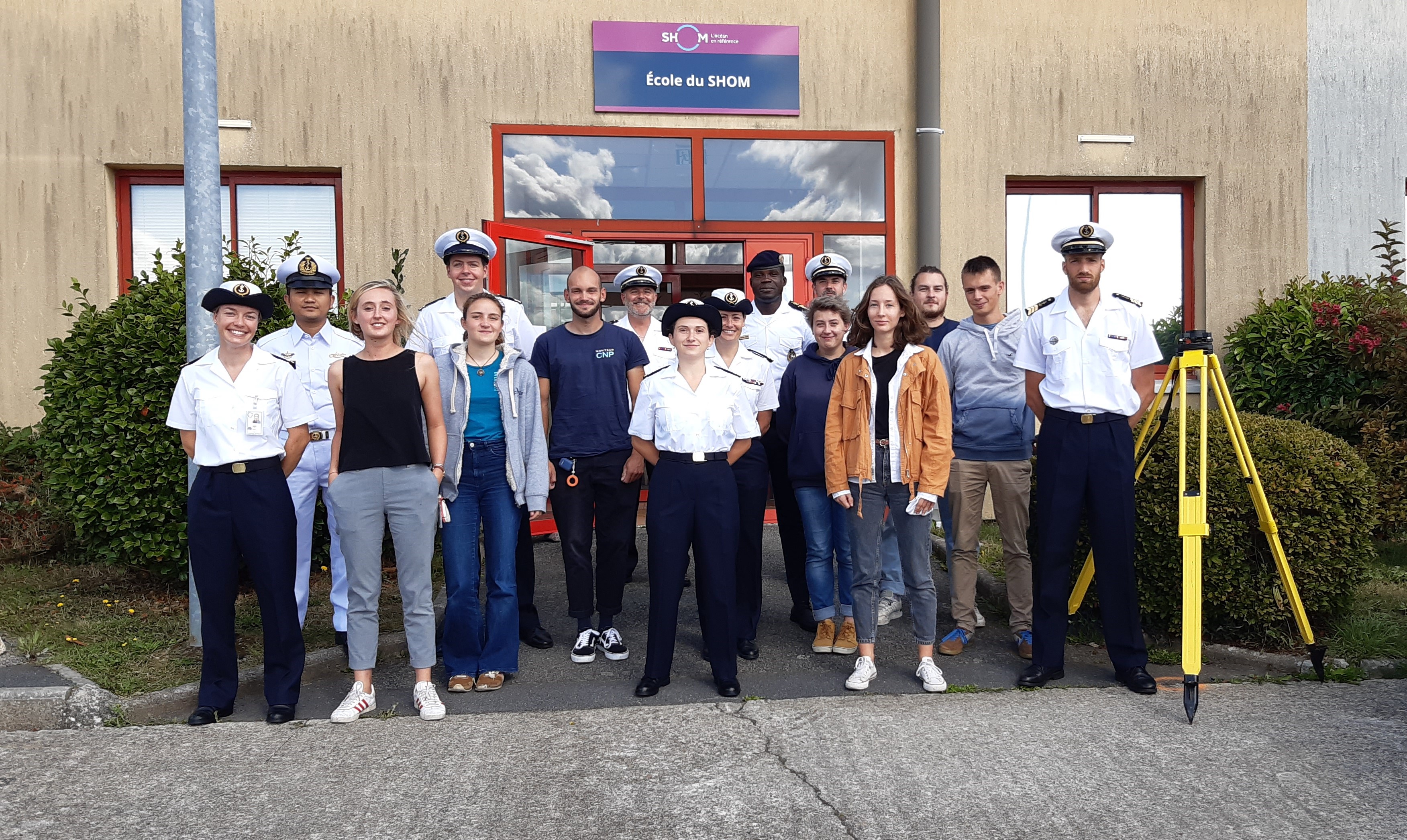 Promotion internationale à l’école du Shom regroupant des élèves français civils et militaires ainsi que des élèves étrangers (brevet supérieur d’hydrographie 2021/2022)