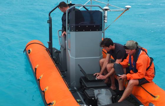 une équipe effectuant des levés bathémtriques sur un bateau